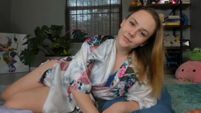 Syndica – Cozy Mommy Feed And Fuck