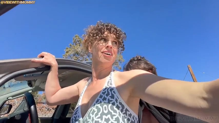 Vibewithmommy – Mom’s Anal Cum Pushing Into The Gape Outdoors
